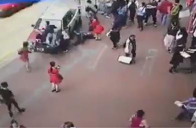 Taxi lao lên vỉa hè húc tung 7 người, tài xế chỉ chăm chăm kiểm tra xe mình