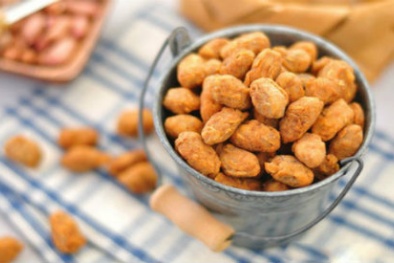 Cách làm lạc rang húng lìu giòn tan nhấm nháp ngày lạnh