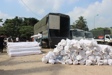 Bắt xe tải chở nhiều kiện vải không rõ nguồn gốc xuất xứ