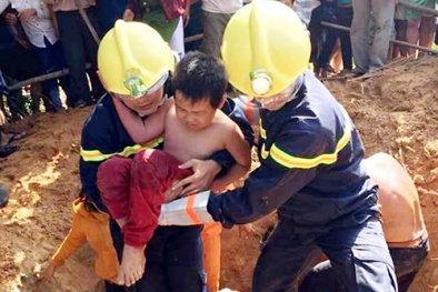 Giải cứu thành công cháu bé mắc kẹt 3 giờ dưới móng cột điện