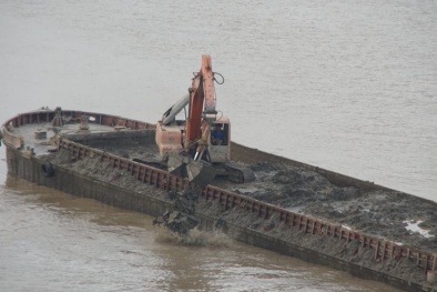 Chủ tịch Hà Nội yêu cầu làm rõ vụ tàu nghi xả thải xuống sông Hồng