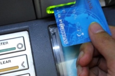 Cây ATM đột nhiên tuôn tiền như suối, nam thanh niên sướng rơn nhặt về