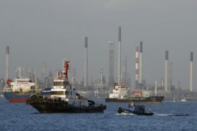 Dầu dự trữ của Mỹ tăng vượt dự kiến làm giá dầu giảm mạnh