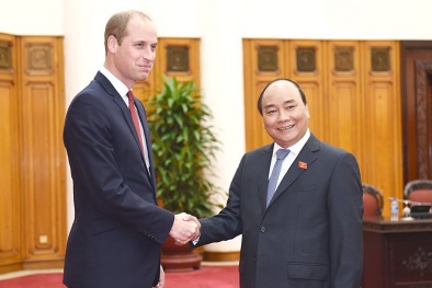 Hoàng tử Anh lần đầu đến Việt Nam, được khen trẻ đẹp hơn trên hình