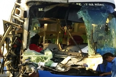 Tin mới tai nạn giao thông trong ngày: Xe khách nát đầu, 9 người nhập viện