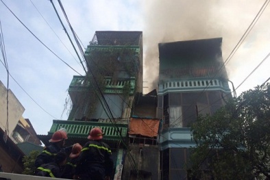 Cháy lớn trên phố Trần Khát Chân, người dân hoảng loạn nhìn khói đen ngòm