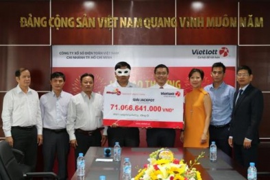 Vụ trúng xổ số 71 tỷ: Người trúng thưởng lại đeo mặt nạ nhận giải