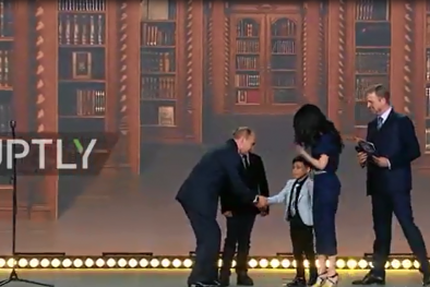 Tổng thống Putin khom người, ra câu đố 'làm khó' thần đồng địa lý 5 tuổi