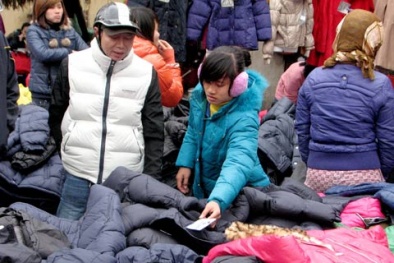 Không khí lạnh tăng cường, dân buôn 'hái ra tiền' nhờ bán 600 áo phao/ngày