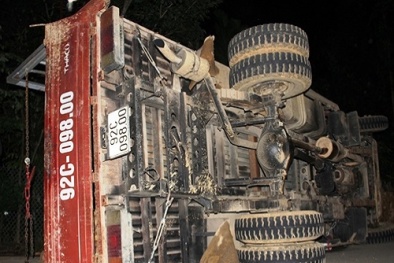 Tai nạn giao thông ngày 28/11: Xe tải đứt phanh, cán nát 3 xe máy, 5 người thương vong