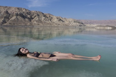 Du khách đổ xô đến tắm vì biển Chết sắp chết