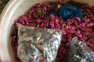 Thu giữ hơn 8 tấn nguyên liệu sản xuất bánh kẹo hết date 