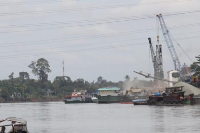 Chìm sà lan 500 tấn, khoảng 100 lít dầu tràn ra sông Đồng Nai