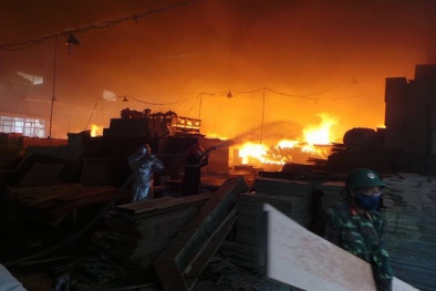 Hà Nội: Cháy lớn tại khu công nghiệp Ngọc Hồi, công nhân chạy tán loạn