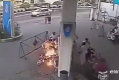 Khách hồn nhiên nghe điện thoại khiến cả cây xăng bị thiêu rụi