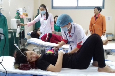 Hơn 100 người nhập viện do ngộ độc bánh mì?