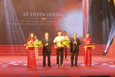 Thủ tướng Nguyễn Xuân Phúc trao bằng khen cho học sinh Olympic Quốc tế 