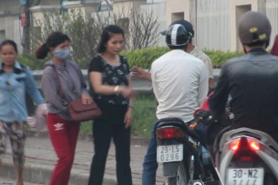 Những màn dàn cảnh móc túi trên phố