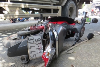 Tai nạn giao thông 7/12: Xe buýt 'điên' đâm người, xe tải cán chết cô gái trẻ