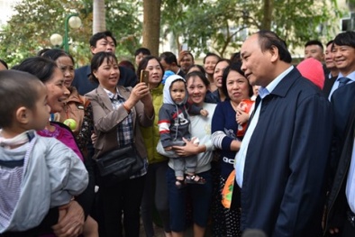 Video: Thủ tướng Nguyễn Xuân Phúc thăm hỏi cư dân chung cư thu nhập thấp ở Hà Nội