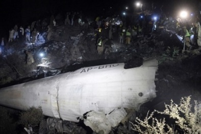 Hiện trường vụ máy bay chở 47 người rơi ở Pakistan