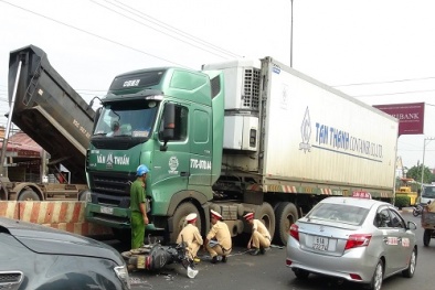 Tai nạn giao thông ngày 8/12: Xe bồn mất lái tông văng 3 xe máy, 2 người nguy kịch