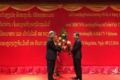 Thứ trưởng Bộ KH&CN nhận Huân chương Độc lập hạng 3 của Lào