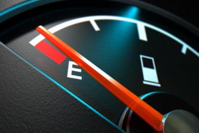 Có nên đi cạn xăng rồi mới đổ?