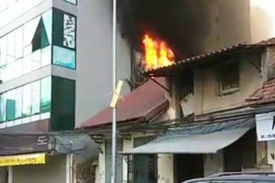 Dân bỏ chạy tán loạn khi cháy lớn trên phố Đội Cấn