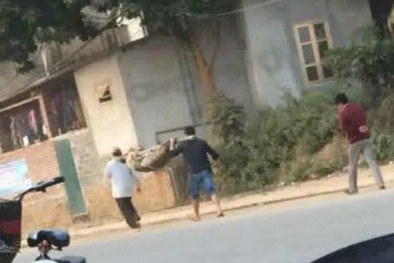 Lại thêm vụ khiêng người chết bó chiếu rời bệnh viện gây xôn xao