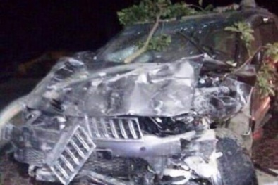 Tai nạn giao thông ngày 12/12: Ô tô tông chết 2 người rồi đâm sập nhà dân