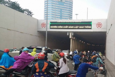 Dân Hà Nội bị 'ngã bò toài' vì vết dầu loang tại hầm Kim Liên