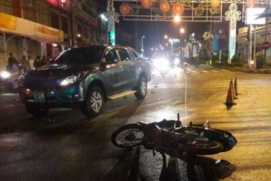 Tai nạn giao thông ngày 13/12: Xe bán tải húc văng 2 xe máy dừng đèn đỏ, 3 người thương vong