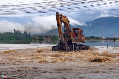 Lũ lụt miền Trung: Cận cảnh máy xúc cứu 4 thanh niên trong lũ chảy xiết