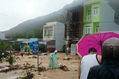 Lũ lụt miền Trung: Mưa lũ chia cắt, tàn phá khắp các tỉnh miền Trung