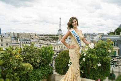 Hoa hậu Pháp Iris Mettenaere siêu đẹp trong váy Hoàng Hải