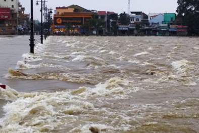 Lũ lụt miền Trung: Đau lòng 1 người chết, bà bầu chạy lụt ở Huế