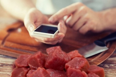 Người tiêu dùng đã có thể 'soi' nguồn gốc thịt lợn bằng smartphone