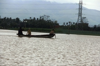 Lũ lụt miền Trung: Lật ghe, một chiến sĩ công an mất tích