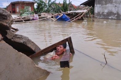 Lũ lụt miền Trung mới nhất: Nhói lòng vì thêm nhiều người chết và mất tích