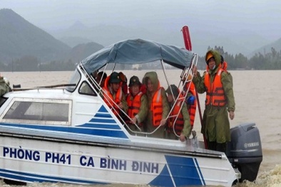 Lũ lụt miền Trung mới nhất: Cứu trợ khẩn cấp cho những vùng bị cô lập