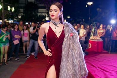 Hương Giang Idol nổi bật tại sự kiện với váy nhung đỏ xẻ cao 