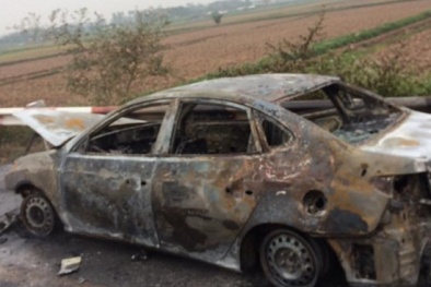 Ô tô bốc cháy trên cao tốc Pháp Vân- Cầu Giẽ, tắc đường nhiều giờ