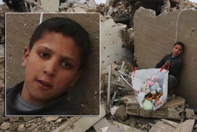 Ám ảnh ánh mắt vô hồn của cậu bé Syria đơn độc bên đống đổ nát