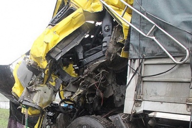 Tai nạn giao thông ngày 19/12: Gần 2 giờ gỡ tài xế tử vong mắc kẹt trong cabin