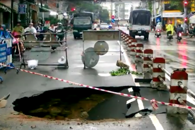 Xuất hiện 'hố tử thần' rộng hơn 5 mét trên đường phố Nha Trang