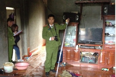 Bị vợ cằn nhằn, chồng nhốt vợ con trong nhà rồi tẩm xăng đốt