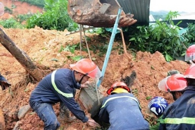 Sạt lở núi ở Nha Trang vùi lấp 10 căn nhà, ít nhất 2 người chết