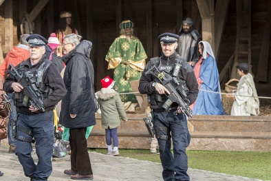 Sau cuộc tấn công Berlin, cảnh sát Anh trang bị súng hạng nặng tuần tra London