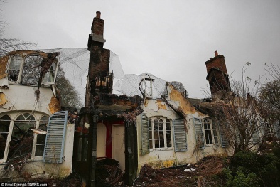 Thẫn thờ nhìn ngôi nhà 23 tỷ bị thiêu rụi ngay trước lễ Giáng sinh